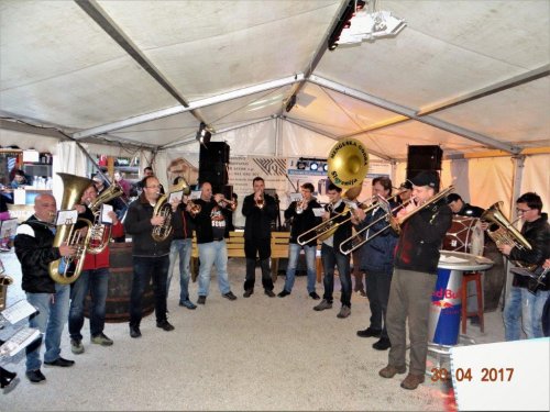 ... zvoki godbe soprivabili obiskovalce ...